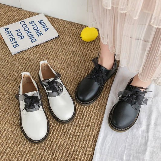 Women's shoes with flat shoes